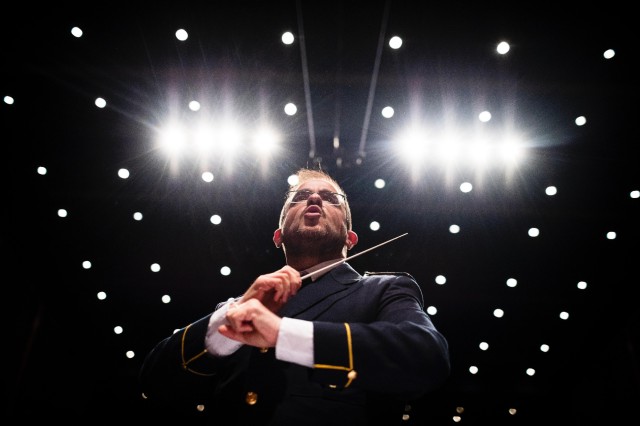 La música de Francisco Valor, fins a Macao