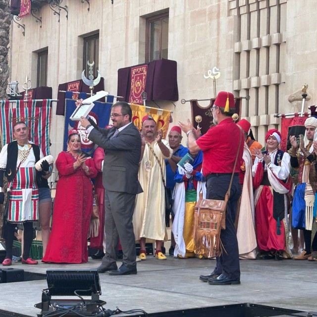 Francisco Valor rep un obsequi commemoratiu (Foto cedida per Fco. Valor)