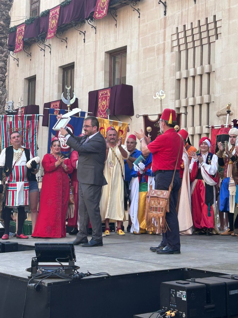 Francisco Valor rep un obsequi commemoratiu (Foto cedida per Fco. Valor)
