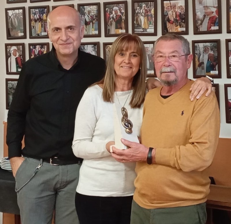 Roberto Ortiz va rebre el guardó de mans de Marisa Sempere i Pablo Martínez