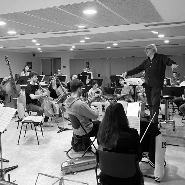 Gregorio Casasempere Gisbert durant un assaig de l'OSA (Foto: Facebook OSA)