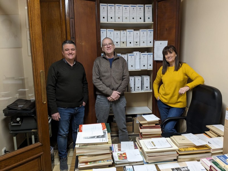 D'esquerra a dreta: Antonio Paredes, jaume Jordi Ferrando i Marisa Sempere a la seu d'Apolo