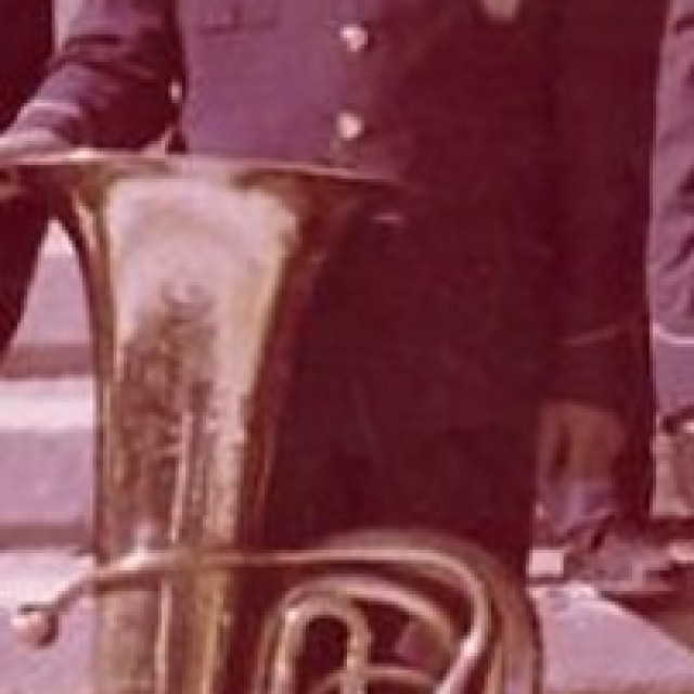 Francisco Carchano com a tuba de La Primitiva en Rams de 1969 (Arxiu: Música Primitiva Apolo Alcoi)